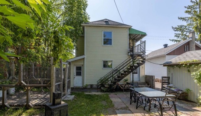 Cozy condo near downtown Montreal. Close to all amenities!