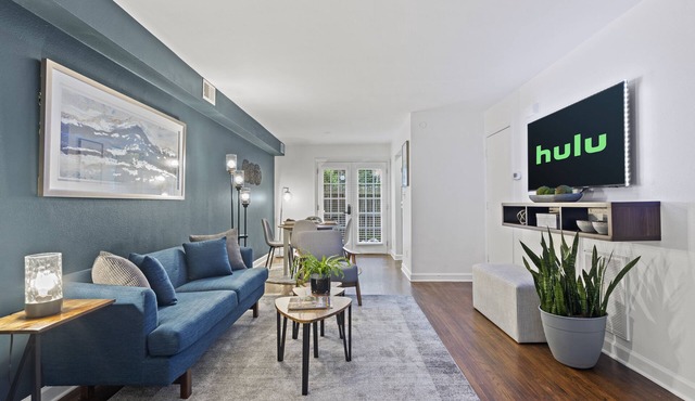 Cozy Condo * Office* Near Luxury Mall & Uptown