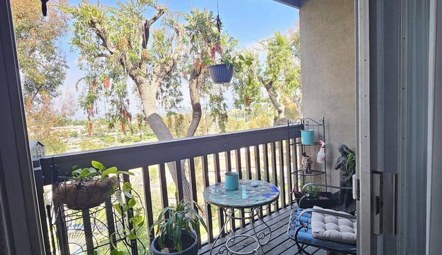 Cozy condo on hill top. with beautiful view of the city