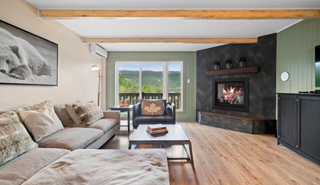 Cozy Condo Overlooking Mont Tremblant and the lake