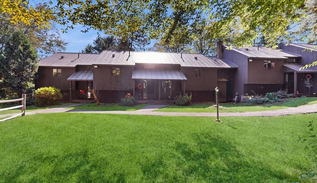 Cozy condo w/balcony, river view, electric woodstove, w/d, wifi, kitchen, a/c