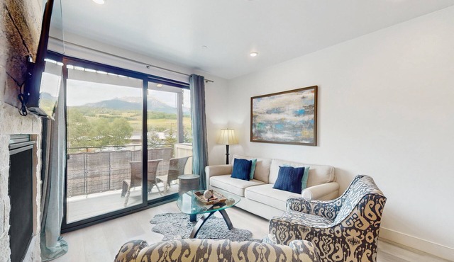 Cozy condo w/full kitchen, fast wifi, balcony & convenient location