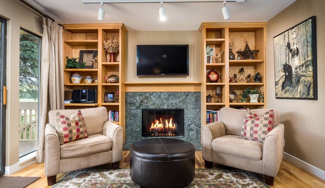 Cozy Condo w/Hot Tub, Great Views of Canyons Mt & Golf Course, on Free BusRoute