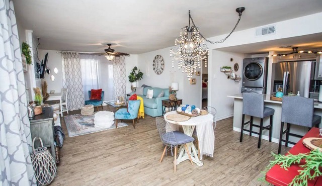 Cozy Condo W/Pool Walk to Park & View