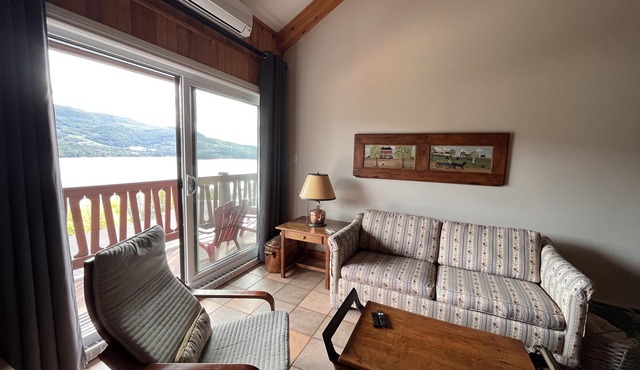 Cozy condo w/stunning Mont Tremblant mountain and lakeview