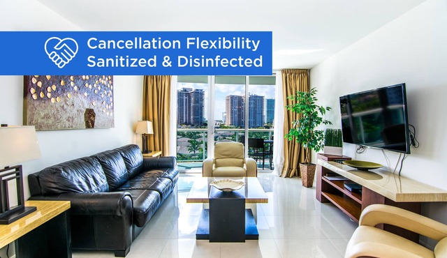Cozy condo w/city views just 500ft from the beach | WIFI + Parking