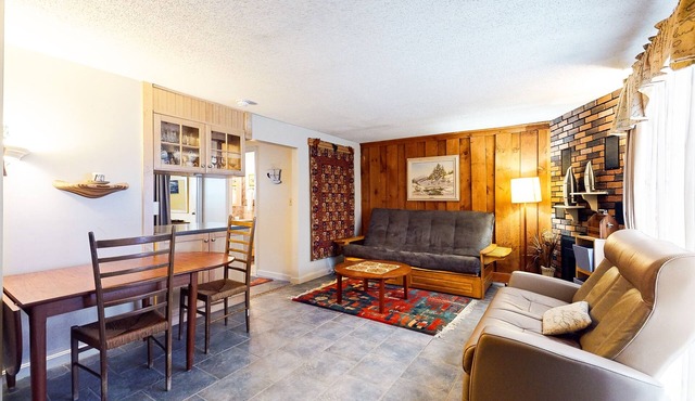 Cozy condo walk to town square, shuttle to ski, seasonal pool