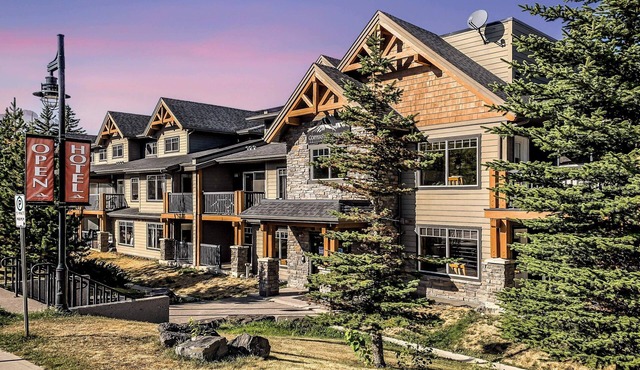 Cozy condo with mountain views, river walks. Hot tub & Gym. 10 min to Canmore!