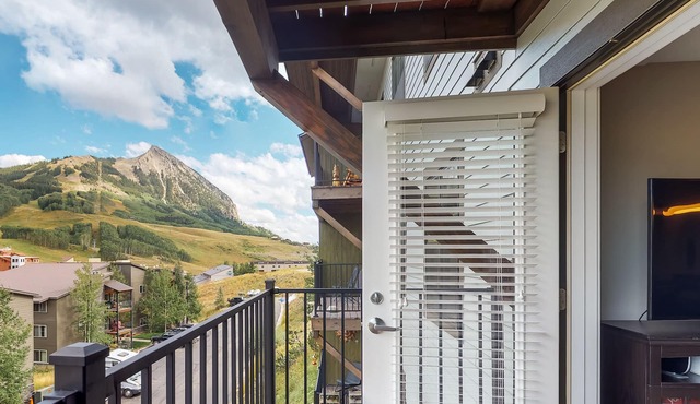 Cozy Condo with Great Mountain Views & Location – Walk to Slopes