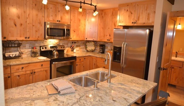 Cozy Condo with A/C, BBQ & Prime Location