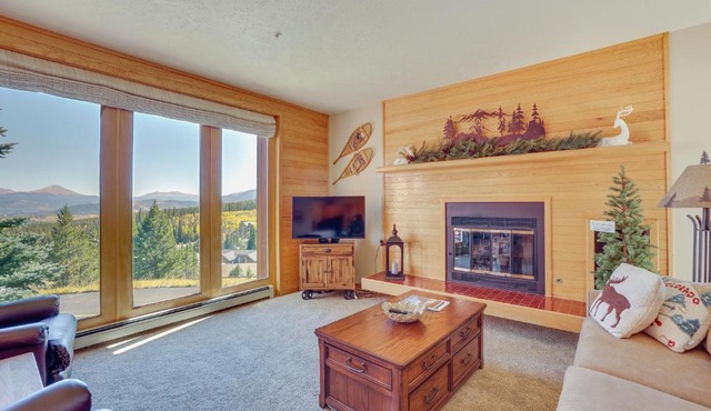 Cozy Condo with Balcony and Mtn Views in Silverthorne