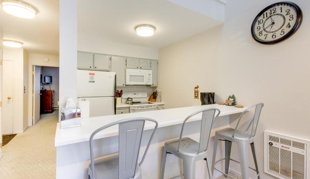 Cozy Condo with Balcony - Near Big Sky Resort!