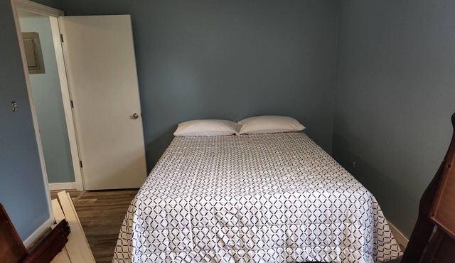 Cozy Condo with community pool near Kansas University