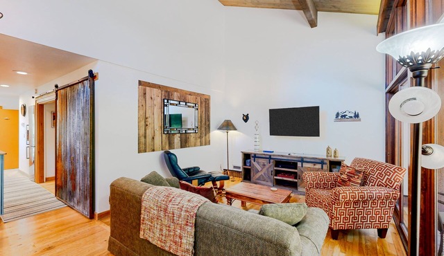 Cozy condo with community amenities, nearby skiing, & expansive views