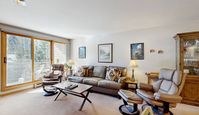 Cozy Condo with Great Views, Shared Pool & Hot Tub - 350 Yards to the Slopes