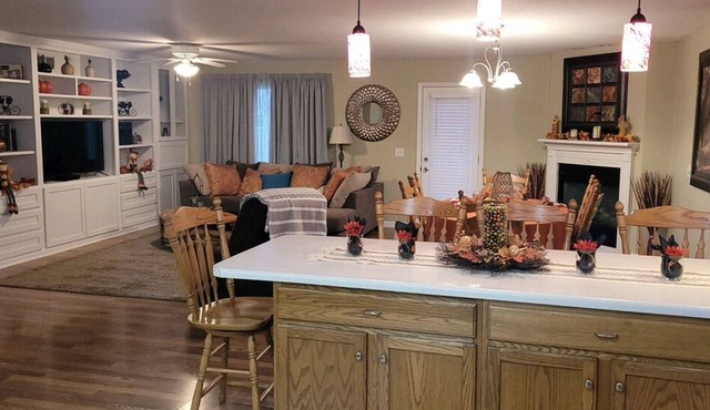 Cozy condo with jetted tub /master suite for business or leisure