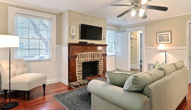 Cozy Condo with Patio 1 Block to Forsyth Park