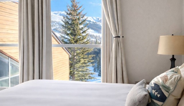 Cozy condo with Pool, Jacuzzi, Sauna, & Fitness Center. Minutes to either lift!