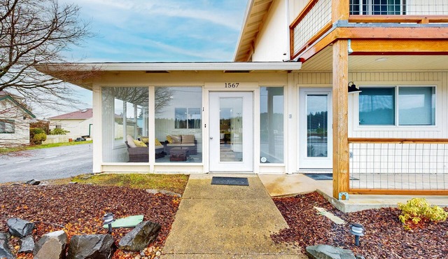 Cozy condo with sun room, washer & dryer, close to the river