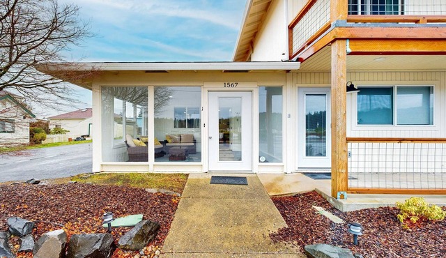 Cozy condo with sun room, washer & dryer, close to the river