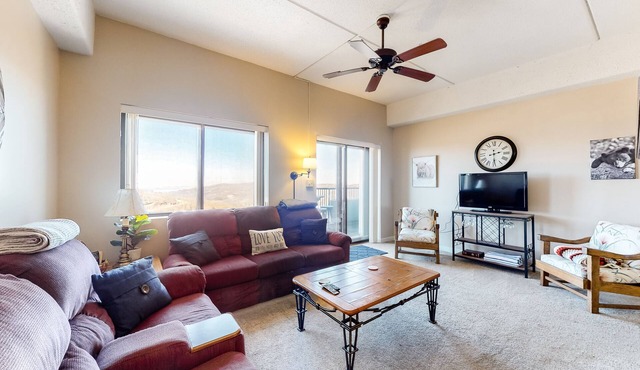 Cozy condo with mountain views, easy slope access, WiFi, pool, hot tub and sauna