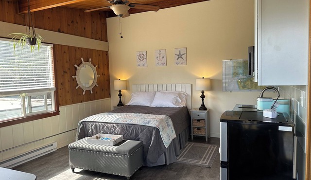 Cozy condo with WiFi in Ocean Shores! Quick walk to downtown & Pacific Ocean!