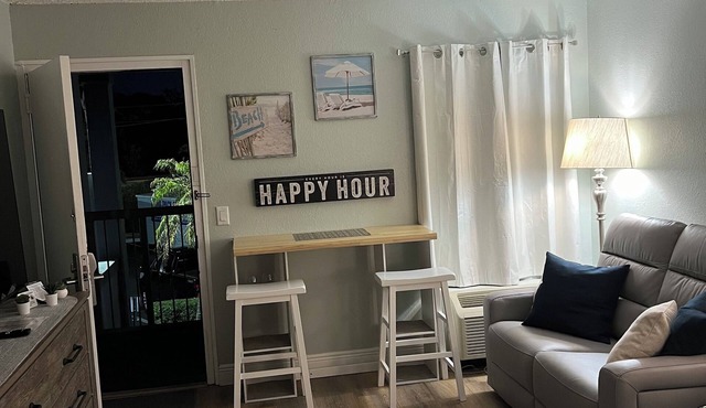 Cozy condotel with King Bed, WiFi, great pool, fitness room and much more!