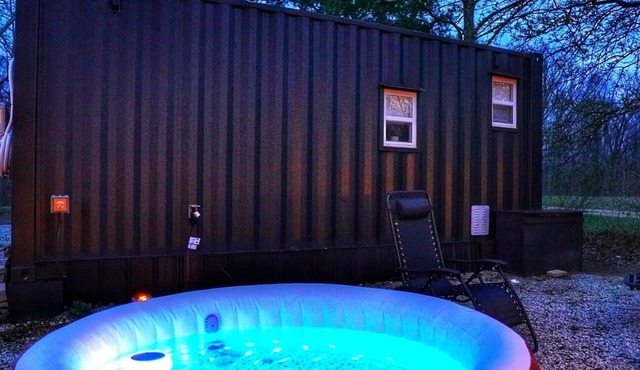 Cozy Container, HotTub, King Bed, Pets, Wifi, 1 Night Stays, Griddle, Firepit