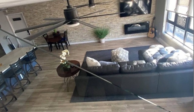 Cozy Contemporary condo in downtown Saugatuck. Great place for your getaway.