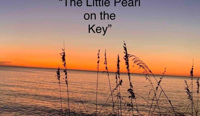 Cozy Contemporary Getaway - walk to the beach