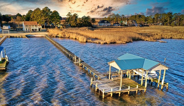 Cozy & Content River Retreat Beach Hot Tub & Games