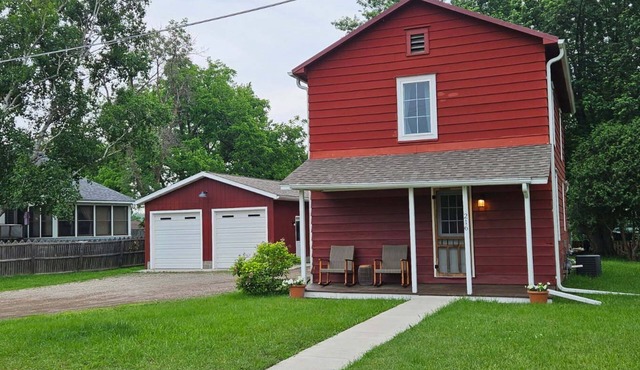 Cozy, convenient, pet friendly, wifi, covered porch, firepit & yard! Sleeps 6