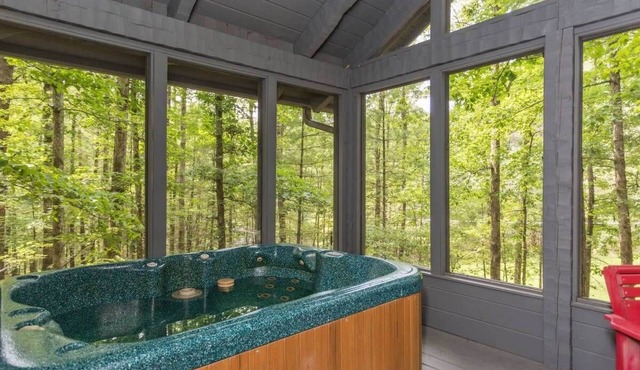 Cozy/Convenient 2 PF Parkway/Screened In Porch