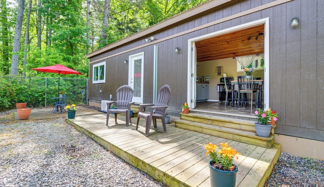 Cozy + Convenient Blairsville Cabin w/Deck!