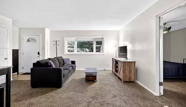 Cozy, Convenient, Centrally Located Newark Rancher