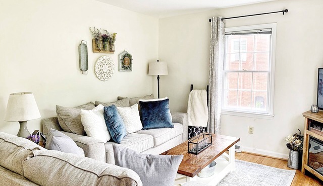 Cozy, Convenient, & Comfortable Retreat w/Firepit, Hammock, Ping Pong, & Coffee