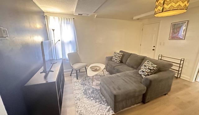 Cozy & Convenient Duplex, Near Downtown