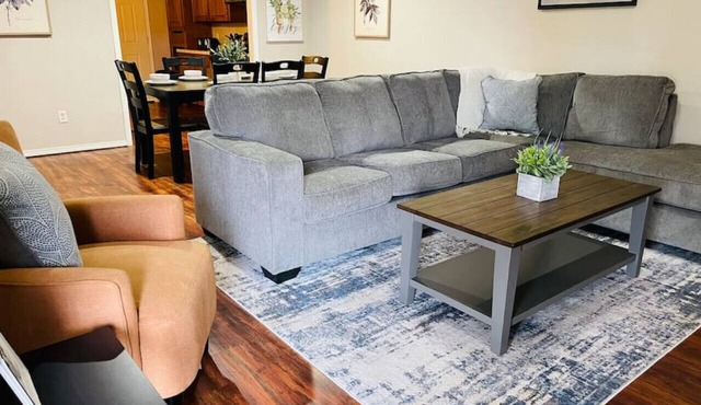 Cozy & Convenient Duplex: Free WIFI, washer/dryer