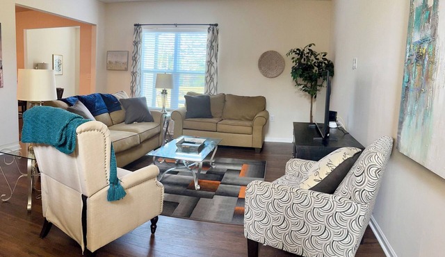Cozy convenient family-sized townhouse. 5-15 minutes to Shops, RTP, UNC, Duke