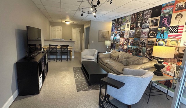 Cozy & convenient Johns Creek basement apartment wth separate entrance & parking