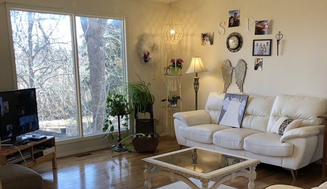 Cozy & convenient location!Fantastic view & private with 5 bdrms, 3 bathrooms!