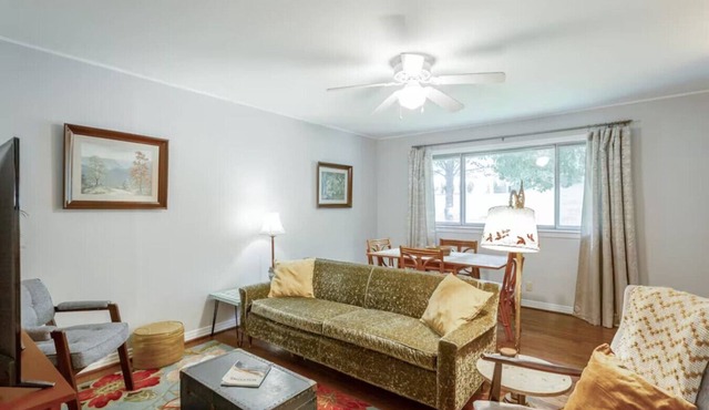 Cozy Convenient Mid-Century Apt!
