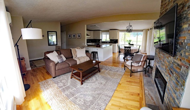 Cozy & convenient to McKenzie River 20 min to Eugene 2/bed 2/bath Sleeps 4+ Pets