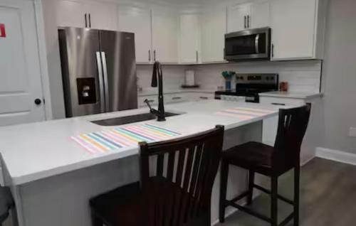 Cozy & Convenient Townhouse with Hot Tub