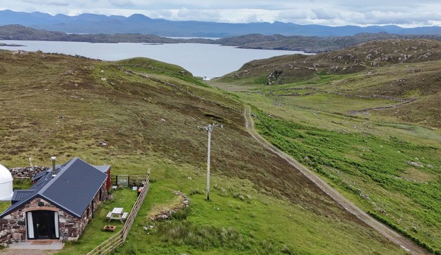 Cozy converted barn with mountain and sea views on the NC500. Pet-friendly!