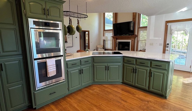 Cozy Copper Oaks ! Lake Views ! 7Bed 3.5 Bath with Full Basement