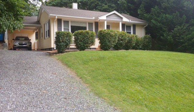 Cozy Cork Cottage Asheville South/Private/Secure/Quaint/Near Airport