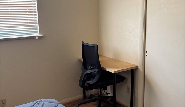 Cozy Corner 1401- West -Unit 2-bedroom apt in adorable La Junta with WiFi, AC