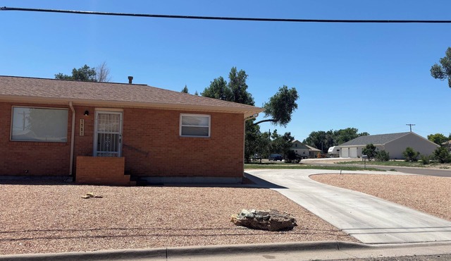 Cozy Corner 1401- West -Unit 2-bedroom apt in adorable La Junta with WiFi, AC
