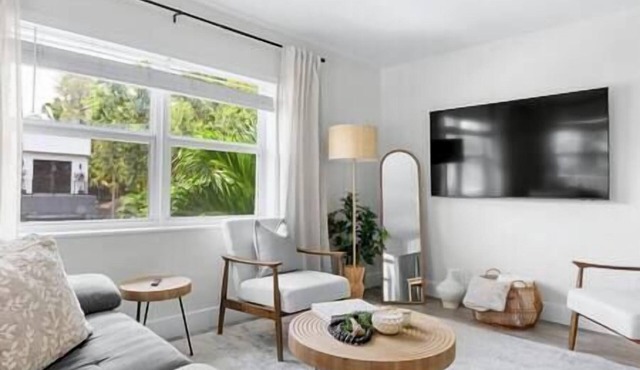 Cozy corner condo, just renovated, pool views